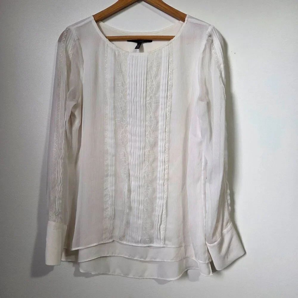 EUC WHITE HOUSE BLACK MARKET LACED LONGSLEEVES TOP SIZE 6 / SMALL